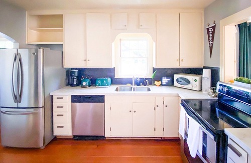 West Eugene Casa | 🦆 The Mallard Manor | Hip 5 bedroom historic home close to campus