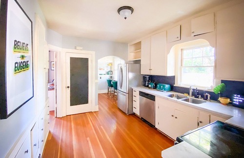 West Eugene Casa | 🦆 The Mallard Manor | Hip 5 bedroom historic home close to campus