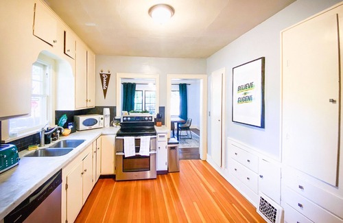 West Eugene Casa | 🦆 The Mallard Manor | Hip 5 bedroom historic home close to campus