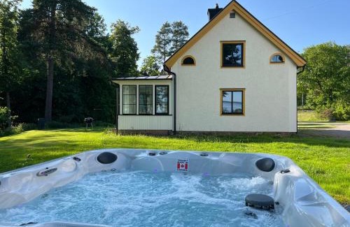 Vreta Kloster Casa | The Manor Wing, Lake View & Outdoor Spa