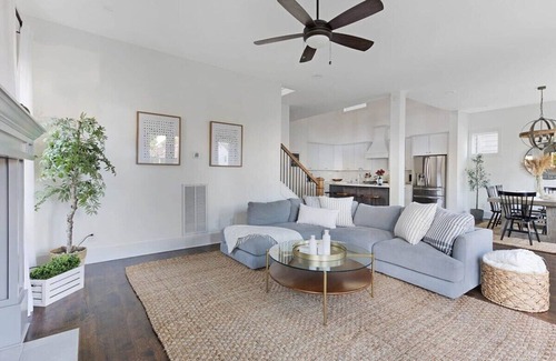 Hope Gardens Casa | The Maple House - Huge Backyard + Mins to Broadway!