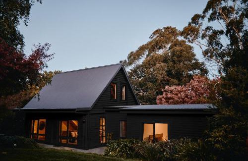 Robertson Casa | The Maple Lodge with Alpacas, Goats, Boars, Ducks & Chickens Farm Stay with Outdoor Pizza Oven