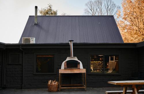 Robertson Casa | The Maple Lodge with Alpacas, Goats, Boars, Ducks & Chickens Farm Stay with Outdoor Pizza Oven