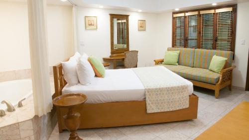 Bell Channel Bay Complejo | The Marlin at Taino Beach Resort