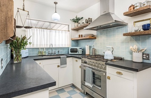 West Beach Apartamento | The Marlowe Seaside Inn - Vintage Luxury at the Beach