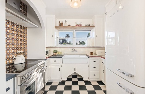 West Beach Apartamento | The Marlowe Seaside Inn - Vintage Luxury at the Beach