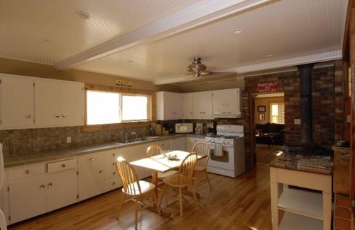 McCloud Casa | La casa de vacaciones McCloud en el monte. Shasta Sleeps 10+, Wifi gratuito