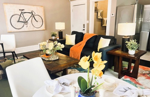 Peak's Suburban Addition Casa | The Meadow Calm Urban Escape
