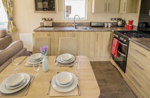 Tattershall Cabaña | THE MEADOWS 45, family friendly, with hot tub in Tattershall