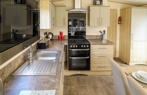 Tattershall Cabaña | THE MEADOWS 45, family friendly, with hot tub in Tattershall
