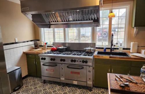 Perryville Casa | The Mediterranean House - Beautiful Downtown House
