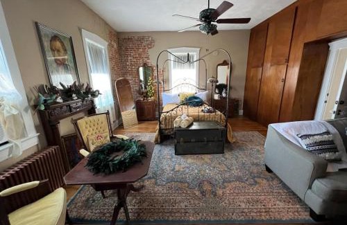 Perryville Casa | The Mediterranean House - Beautiful Downtown House