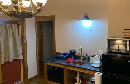 Deadwood Apartamento | The Mercantile at Mad Peak Lodging, sleeps up to four.