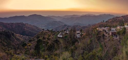 Dharampur Apartamento | The Micky House I Property of the year I Serviced Villa I Couple Friendly I Pvt Balcony I Open Air Terrace I Bonfire I Kasauli l Cloudberry By Exotic Stays