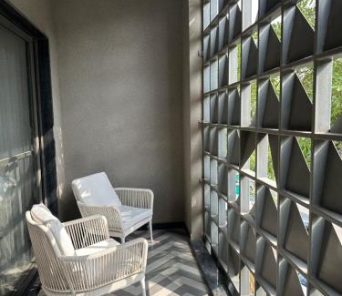 Gurugram Apartamento | The Midnight Studio - Your Galleria Getaway