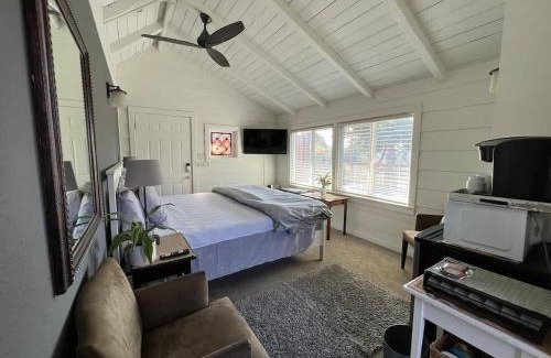Bananna Belt Casa | The Midtown Cottage- w/Private Entrance and Views