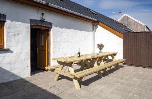 Llanybri Casa | The Mill and Stable - a large accessible barn sleepign 10 guests close to Laugharne
