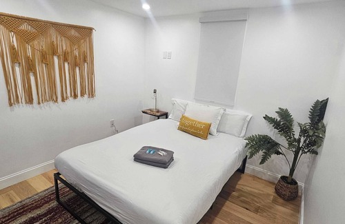 Mount Pleasant Apartamento | The Mini-Lux B. at Lower Atwells Avenue Laundry & Dishwasher Close to DT