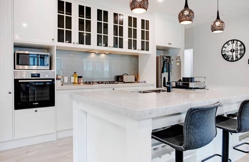 Hobsonville Casa | The Modern Avenue Home with Air-Con and Parking