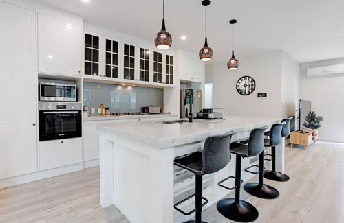 Hobsonville Casa | The Modern Avenue Home with Air-Con and Parking