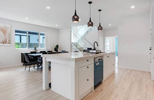 Hobsonville Casa | The Modern Avenue Home with Air-Con and Parking