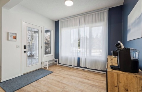 Cochrane Casa | The Modern Lodge Retreat with INFRARED SAUNA & Amenities for Rest and Relaxation