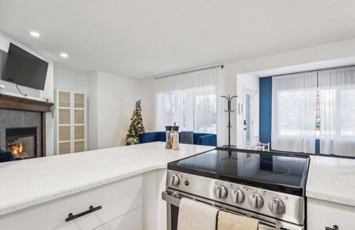 Cochrane Casa | The Modern Lodge Retreat with INFRARED SAUNA & Amenities for Rest and Relaxation
