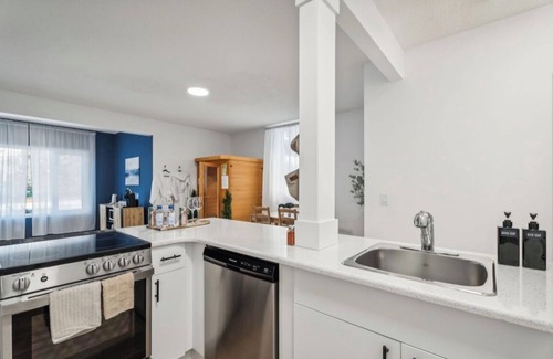 Cochrane Casa | The Modern Lodge Retreat with INFRARED SAUNA & Amenities for Rest and Relaxation