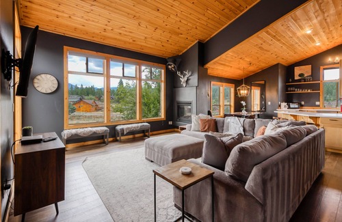 Truckee Casa | The Modern Moose Lodge | House in Truckee with a chef's kitchen and hot tub