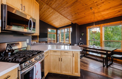 Truckee Casa | The Modern Moose Lodge | House in Truckee with a chef's kitchen and hot tub