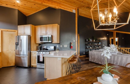 Truckee Casa | The Modern Moose Lodge | House in Truckee with a chef's kitchen and hot tub