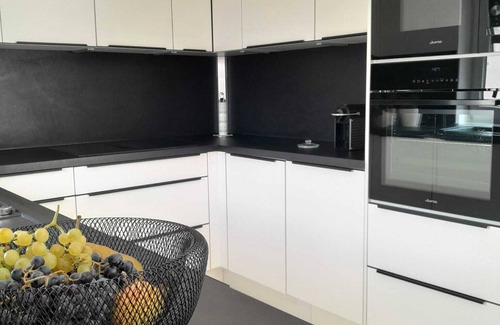 Parndorf Casa | The Moment Luxury Suites- Parndorf, Modern house in Parndorf with garden & pool