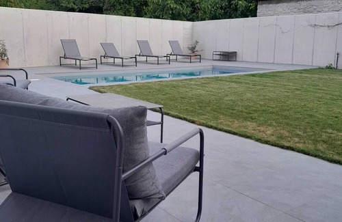 Parndorf Casa | The Moment Luxury Suites- Parndorf, Modern house in Parndorf with garden & pool