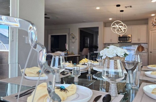 Indio Casa | The Monroe~2.5 Mi to Festivals, 5Bd 3 Bth, Amazing Pool & Backyard! Indoor Gym w A/C! Games! EV Char