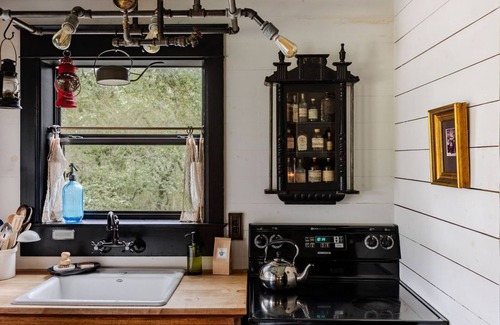 Wimberley Casa | The Moonshiner Cabin: Era de la Prohibición con un toque de Steampunk * Hot Tub *