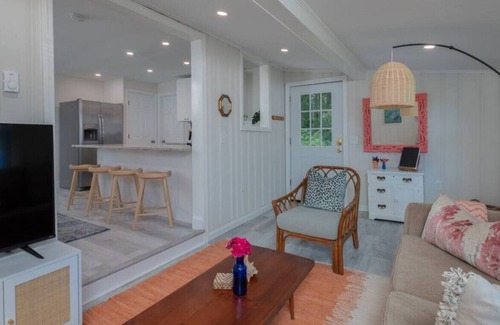 Westbrook Center Cabaña | The Moonstone Cottage · Cozy + Walk to the Beach!