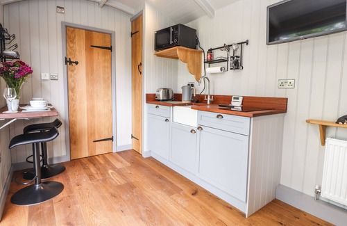 Oswestry Cabaña | THE MOORHEN RETREAT, romantic, character holiday cottage in Trefonen