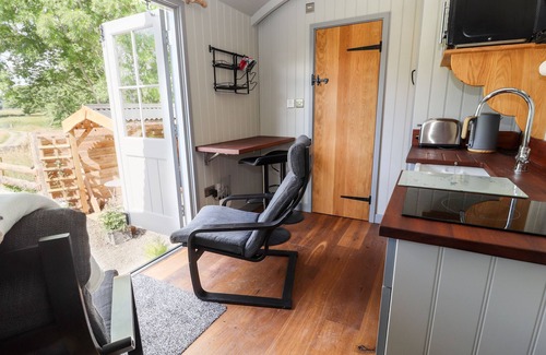 Oswestry Cabaña | THE MOORHEN RETREAT, romantic, character holiday cottage in Trefonen