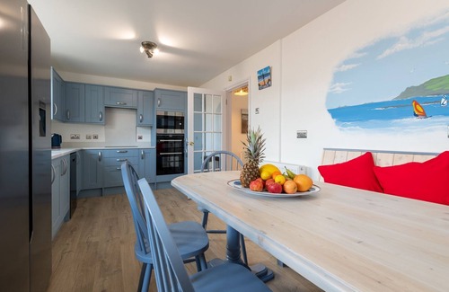 Rhosneigr Casa | The Moorings: 5-bed villa in Rhosneigr, walk to beach & village