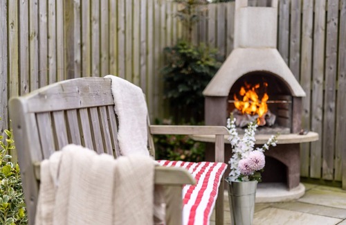 Rhosneigr Casa | The Moorings: 5-bed villa in Rhosneigr, walk to beach & village