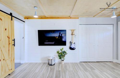 Downtown Memphis Apartamento | The Moose #5 - Modern Comfy Studio with King Bed, Free Parking & Fast WiFi
