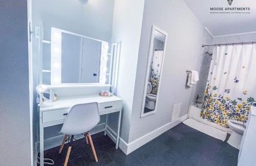 Downtown Memphis Apartamento | The Moose #5 - Modern Comfy Studio with King Bed, Free Parking & Fast WiFi