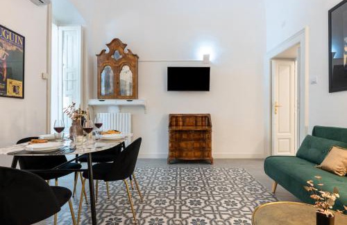 Bari City Centre Apartamento | The Most HISTORIC Apartment in the CENTRE of BARI near Parking