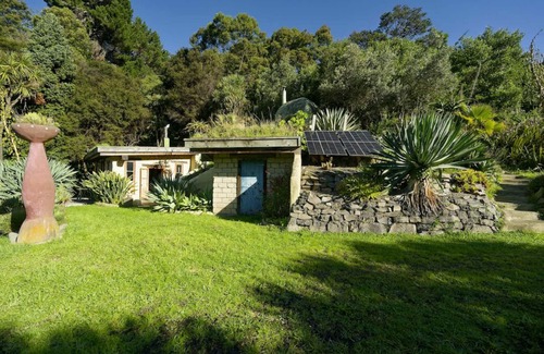 Pigeon Bay Apartamento | The Mud House— earth studio in Pigeon Bay with views, wood-fired sauna & bath!