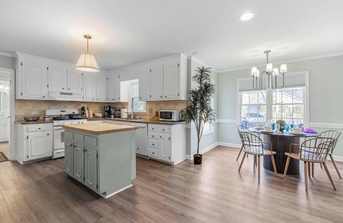 Southwest Raleigh Casa | The Mulberry on Trinity Woods - 5 bedroom retreat in Cary