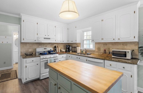 Southwest Raleigh Casa | The Mulberry on Trinity Woods - 5 bedroom retreat in Cary