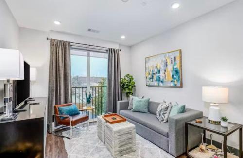 Rolling Mill Hill Apartamento | The MUSE Emerald Isle Downtowns Favorite Condo by SkyRun Nashville