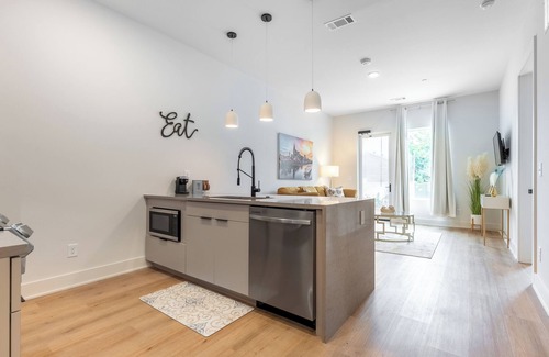 Northern Inglewood Condominio | The Music City Gem - Condo Close to Shopping & Dining!