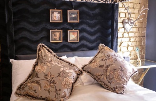 Castle Cama Y Desayuno | The Music Fable