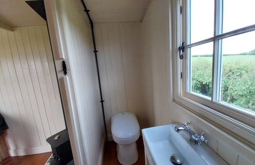 Pentrefelin Cabina | The Musterer's Hut, Outdoor Bath & Valley View